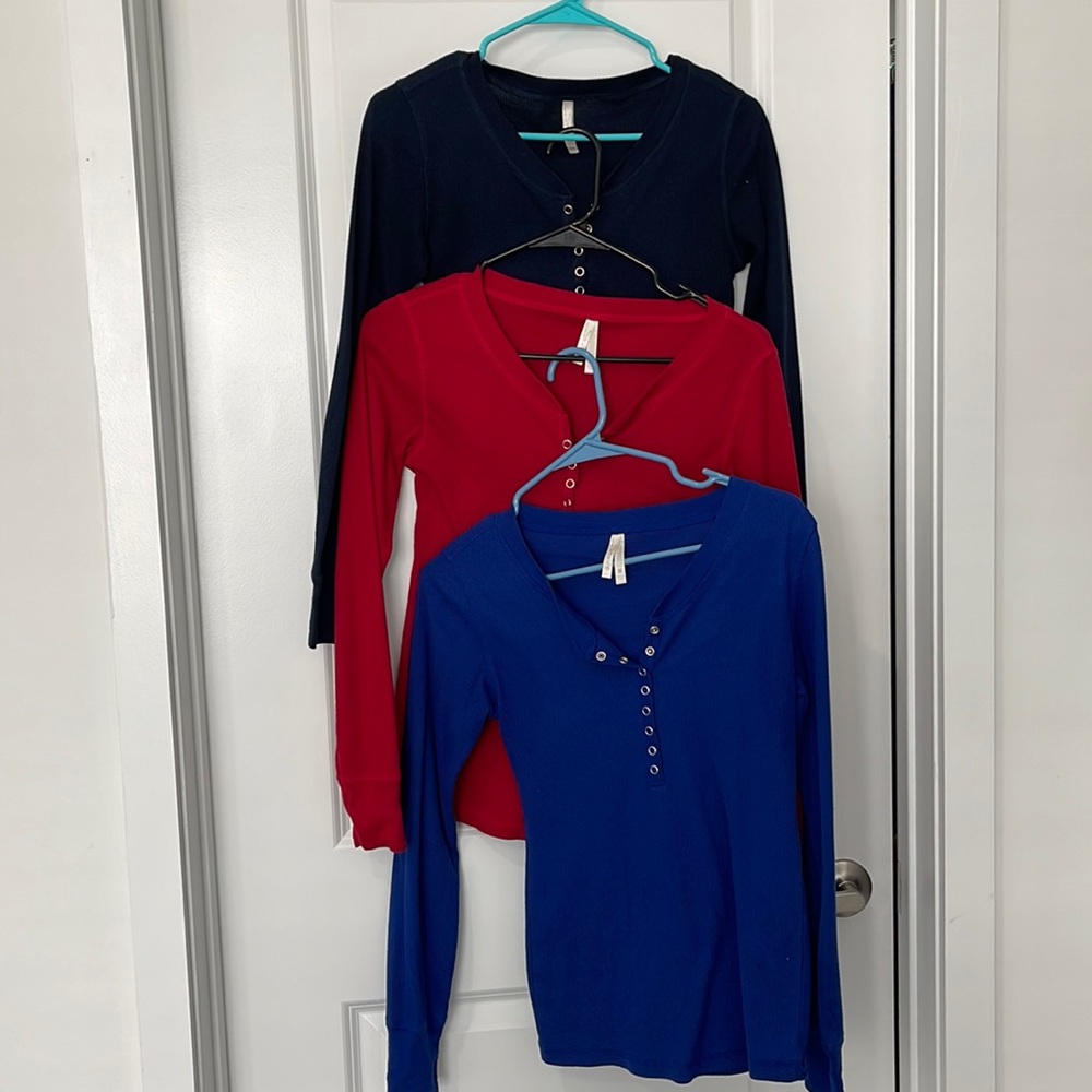 3 women’s long sleeved shirts with clasps (size: M)